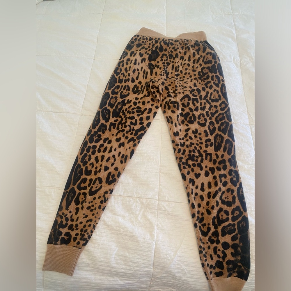 Cashmere joggers in leopard print